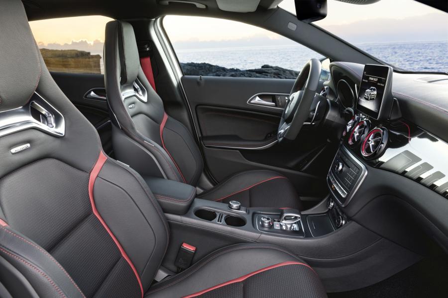 Интерьер Mercedes-AMG GLA45 4Matic 2017 года  (WW) (фото 26 из 40)